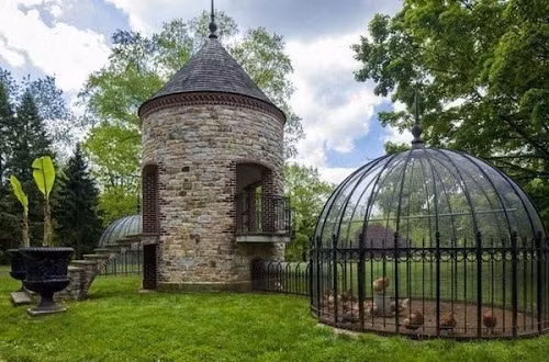 Liệu đây có phải lâu đài sang trọng trong truyện cổ tích? Thực chất, đây là "lâu đài gà" thuộc khu di tích Linden Hill, bang Pennsylvania, Mỹ.