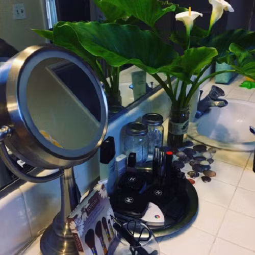 Kim Hiền mang cả thiên nhiên vào nhà bằng những chậu cây, hoa nhỏ xinh.