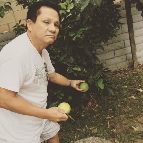 Bố mẹ chồng Kim Hiền thư thái bên con cháu và thú vui vườn tược.