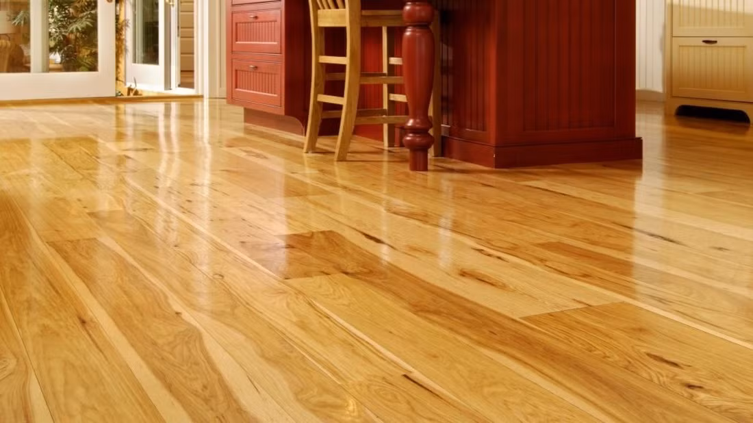 Sàn gỗ chất lượng thấp có bề mặt trơn bóng, hầu như không có vân sần. Màu sắc ván sàn và lớp chống ẩm thường là vàng, đỏ hoặc đỏ thẫm. Ảnh: Vnestilo.