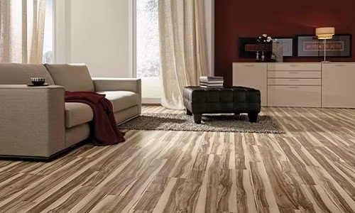 Về cơ bản, sàn gỗ công nghiệp được chia thành 3 loại sàn gỗ cao cấp (chủ yếu có xuất xứ từ châu Âu như Kronoswiss của Thụy Sĩ, Kahn, Kronotex của Đức...), sàn gỗ trung bình xuất xứ từ Thái Lan, Hàn Quốc... và sàn gỗ có chất lượng thấp hơn chủ yếu nhập khẩu từ Trung Quốc. Ảnh: Magicwall.