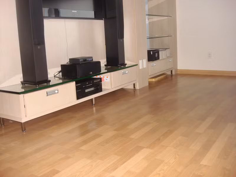 Theo kinh nghiệm của nhiều thợ chuyên về sàn gỗ, để chọn mua sàn gỗ công nghiệp chất lượng tốt nhất, người tiêu dùng cần phải quan sát tinh ý về quy cách của sàn gỗ. Ảnh: Baoxaydung.