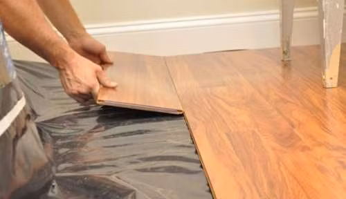 Tất cả mọi sản phẩm sàn gỗ công nghiệp chính hãng đều có ghi rõ nguồn gốc xuất xứ ở phía sau bằng phương pháp bắn chữ điện tử. Ảnh: Sangocongnghiepcaocap.