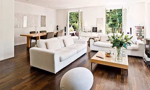 Để tránh cho căn phòng cảm giác chật chội, bạn nên sử dụng đồ nội thất sáng màu. Ảnh: Good Housekeeping.