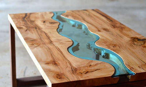 Sự kết hợp khéo léo giữa gỗ tự nhiên và kính đã tạo ra dòng sông kính chạy giữa bàn. Nguồn ảnh: TD.