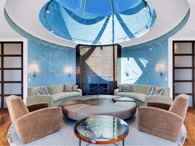 Đây được gọi là “phòng thiền” với cửa kính lớn trên trần, hứng trọn ánh sáng mặt trời.