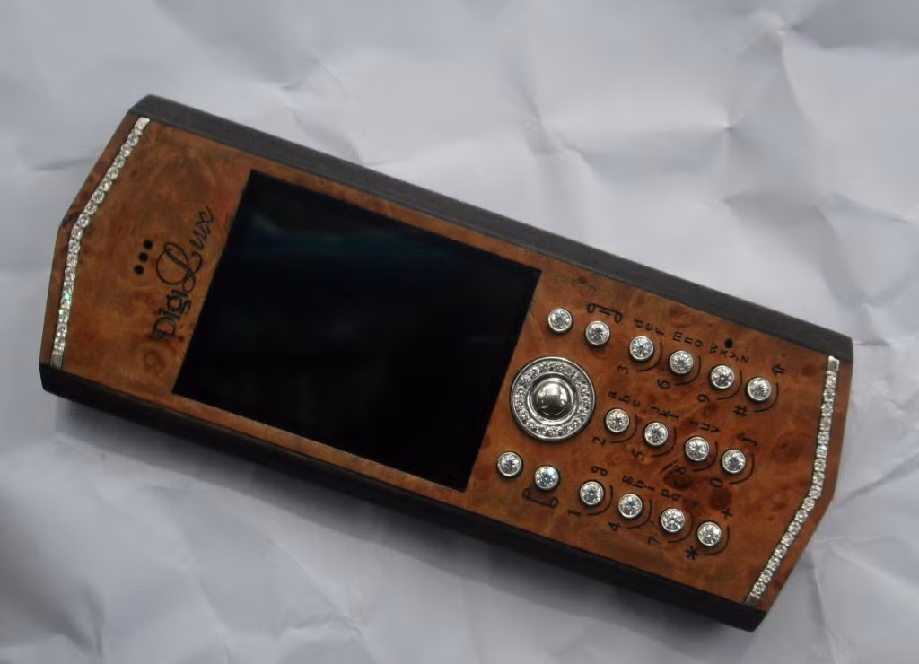 Điện thoại vỏ gỗ là trào lưu được nhiều tín đồ công nghệ công nghệ yêu thích. Ảnh: Vogoviet.