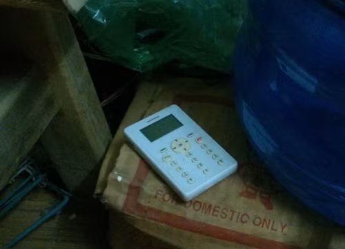 Ai ai cũng tìm cho mình một chiếc điện thoại Beeline vì sức hấp dẫn của tài khoản nội mạng 1 tỷ đồng. Một năm sau, những chiếc điện thoại giá rẻ đã bị xếp xó hoặc hỏng. Ảnh: Zing.