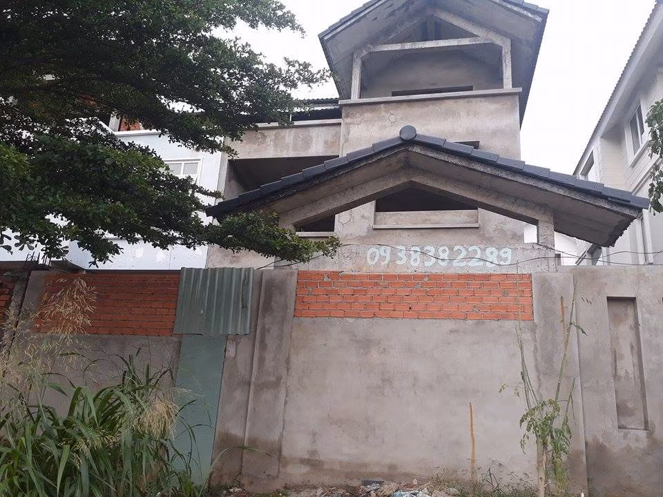 Mặc dù dự án được quảng bá rầm rộ với những lời có cánh như gần trung tâm quận 1, thuận lợi cho khách hàng khi đầu tư và sinh sống, tiện nghi đầy đủ, các khuôn viên xanh xen kẽ những căn biệt thự tạo cảnh quan đẹp, không gian sống xanh cùng hệ sinh thái trong lành, mát mẻ... Thế nhưng, sau nhiều năm hoàn thành và bàn giao phần thô, đến thời điểm hiện tại, dự án vẫn còn rao bán trên trang chủ của chủ đầu tư.