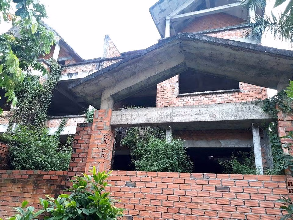 Song song, giải thích về sự mâu thuẫn giữa thông tin quảng cáo và lời nói, vị đại diện chủ đầu tư cho biết, sở dĩ vẫn còn rao bán bởi vì nhân viên của dự án bán lại.