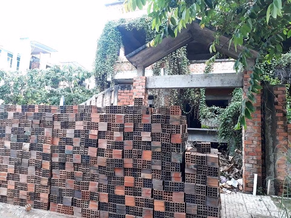 Thậm chí, nhiều ngôi nhà xây dựng dang dỡ, cây cối mọc um tùm, ngập ngụa trong rác, khung cảnh điêu tàn đến khó tin. Bên ngoài nhiều biệt thự đã có dấu hiệu rệu rã, hư hại.