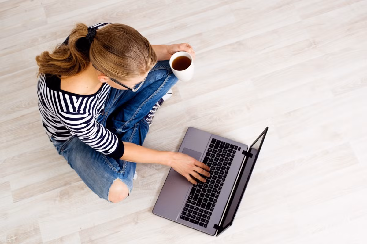 Do đặc thù liên hệ trực tuyến nên bạn cần một kết nối internet tốc độ cao. Nếu không có kết nối internet nhanh, rất có thể bạn bỏ lỡ các câu hỏi của khách hàng cũng như đơn đặt hàng. Ảnh: Entrepreneur.