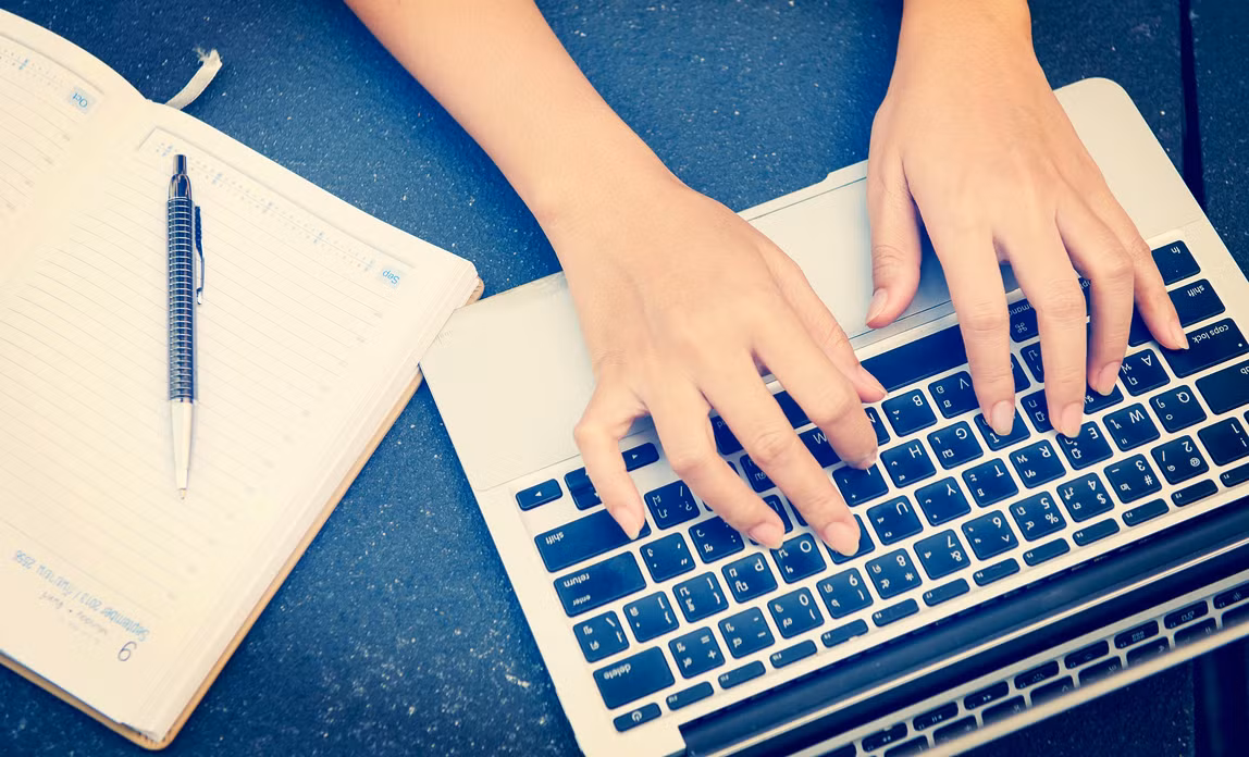 Một kỹ năng cần có trong kinh doanh trực tuyến là viết bài bán hàng. Những lời chào hàng hấp dẫn sẽ khiến khách phải dừng lại xem thông tin của bạn. Ảnh: Gcontent.