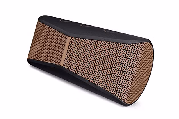 Tùy thuộc vào mục đích sử dụng mà bạn có thể chọn loa kích cỡ to hay nhỏ, chất liệu nhựa dẻo, hay hợp kim nhôm chắc chắn, chịu va đập tốt. Ảnh: The Wirecutter.