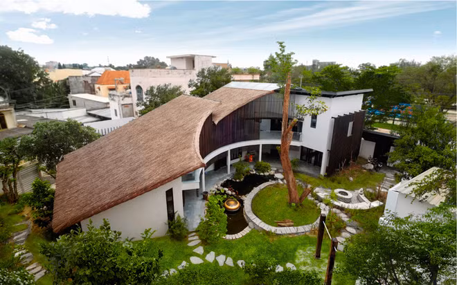 Người chủ nhân muốn kiến tạo ngôi nhà mang đầy hồi ức tuổi thơ bên mái lá, ao nhà… và ý tưởng đã được KTS Hoàng Thúc Hào, Nguyễn Văn Tuấn, Nguyễn Trọng Đức, Vũ Xuân Sơn, Nguyễn Bình Minh, Nguyễn Anna Ngọc (Văn phòng 1+1>2) và Toko Studio biến thành hiện thực.