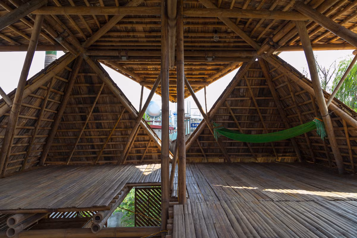 Những thanh tre được lắp ghép đơn giản chốt, buộc, treo, gác.