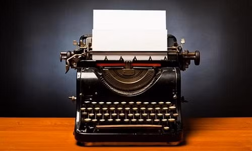 Ra đời vào thập niên 1960, máy đánh chữ tạo nên cuộc cách mạng trong việc gõ văn bản thời bấy giờ. Máy không dùng điện và có chỗ đứng vững chắc trong hơn 100 lịch sử. Ảnh: ZDNet.