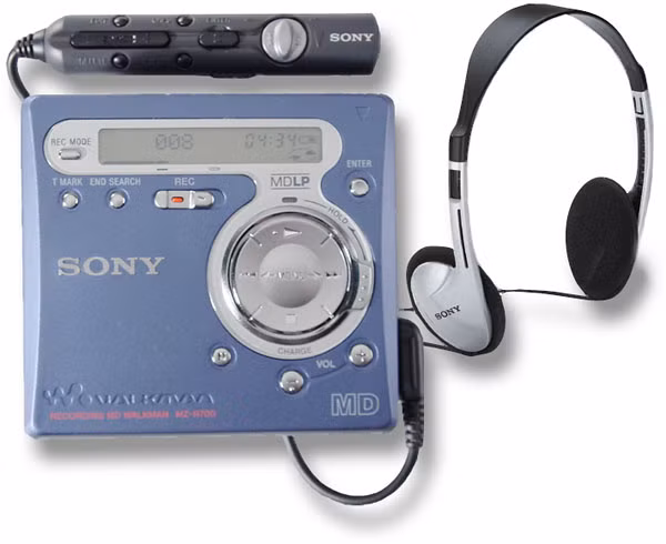 Máy nghe đĩa MiniDisc của Sony là tiền thân của thiết bị nghe nhạc thiết bị MP3 Player. Nó xuất hiện lần đầu tiên vào tháng 9/1992 như một định dạng giải trí âm nhạc cá nhân với chất lượng gần ngang với đĩa CD nhạc truyền thống. Nó bị khai tử vào tháng 3/2013. Ảnh: TechCrunch.