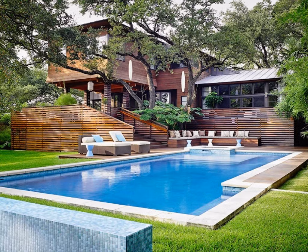Biệt thự gỗ ấn tượng với thiết kế xen giữa cây cổ thụ cùng hệ thống sân vườn hiện đại. Ảnh: Kientrucvietas.