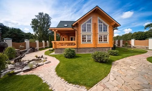 Biệt thự nhà vườn bằng gỗ xinh xắn. Vườn cây, chậu hoa xung quanh mang vẻ đẹp bình yên của một vùng ven đô. Ảnh: Xaydungkientruc.