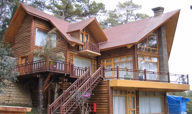 Biệt thự gỗ hương được thiết kế với các chi tiết đơn giản nhưng khá tinh tế, tạo vẻ đẹp sang trọng và đẳng cấp. Ảnh: Kientrucvietas.