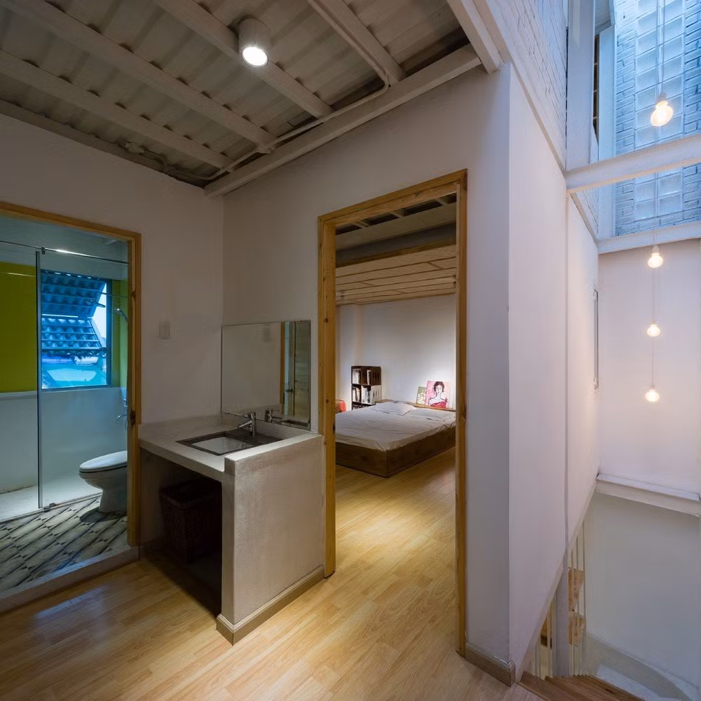 Hai phòng ngủ phụ trên tầng 2 dùng chung một công trình phụ.