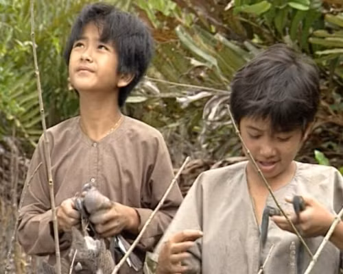 Hùng Thuận cũng từng góp mặt với vai cậu bé An trong "Đất phương Nam" với Phùng Ngọc. Nhưng không riêng Phùng Ngọc, Hùng Thuận cũng có cuộc sống không khá giả, thậm chí có thể nói là chật vật.