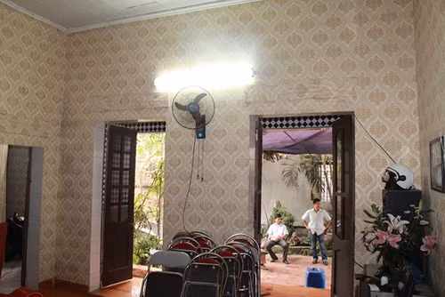 Ngôi nhà có ba gian với ba phòng tách riêng biệt. Phòng khách khá rộng có đặt bàn thờ tổ tiên.