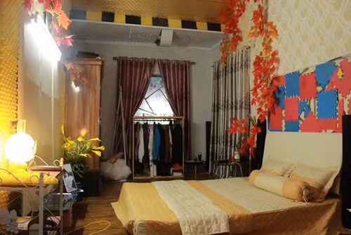  Phòng ngủ của Hiệp Gà và vợ Diệu Thúy. Vợ chồng anh về đây ở để gần bố mẹ và tiện chăm sóc con gái Hân Huyền.
