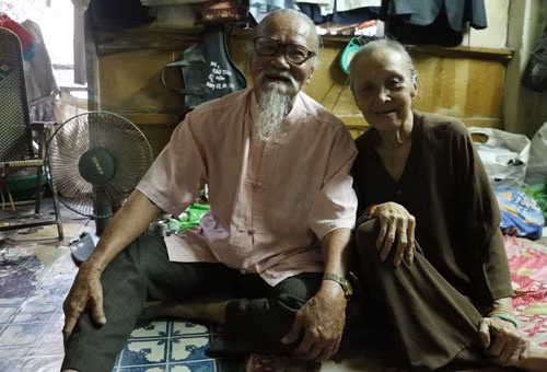 Gia tài quý giá của nghệ sĩ Hữu Thành hiện giờ là chiếc xe máy cũ, giúp ông chạy công việc hàng ngày. Ông từng ngậm ngùi thổ lộ "Ai nói làm nghệ thuật là giàu. Ở tuổi này mà tôi vẫn phải đi đóng phim để lo phí sinh hoạt hàng ngày và nuôi mẹ già dưới quê. Nhiều bạn bè tôi còn khó khăn hơn nên tôi không dám than thở gì cả".