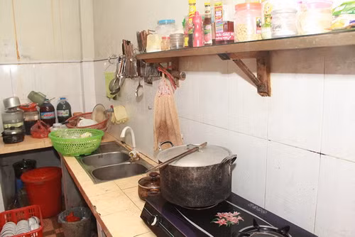 Vật dụng trong bếp đều đơn giản, chỉ đủ dùng.