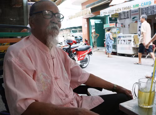 Ở tuổi 84, sau hàng chục năm cống hiến cho nghệ thuật, nghệ sỹ Hữu Thành - ông Định của "Mùa len trâu" vẫn không mua nổi một căn nhà. Hiện ông sống cùng gia đình cậu con trai út trong một căn nhà thuê lụp xụp rất nhỏ chỉ khoảng 10m2, thậm chí muốn tiếp khách, nghệ sĩ phải mời họ sang quán nước cạnh nhà.