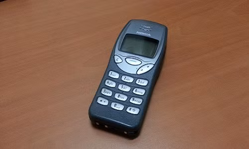  Nokia 3210 là một trong những chiếc điện thoại đầu tiên được nhập về Việt Nam. Được công bố vào năm 1999, dòng sản phẩm "già cỗi" nhất của Nokia có trọng lượng khá nặng 151g, dày 22,5mm. Ảnh: Youtube.