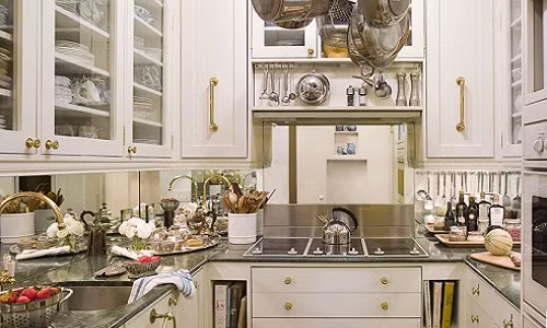  Phòng bếp như một chiếc tủ quần áo cùng gam màu trắng chủ đạo khiến căn phòng rộng hơn nhiều so với diện tích thực. Ảnh: HouseBeautiful.