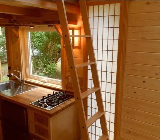 Tận dụng không gian trống dưới gác xép cũng là ý tưởng thiết kế nhà bếp tuyệt vời. Ảnh: Houzz.