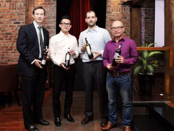 Kinh doanh lĩnh vực nhà hàng nên người yêu của Linh Nga tiếp xúc nhiều với các nghệ sĩ nổi tiếng trong làng giải trí Việt. Ảnh: Mevabe.