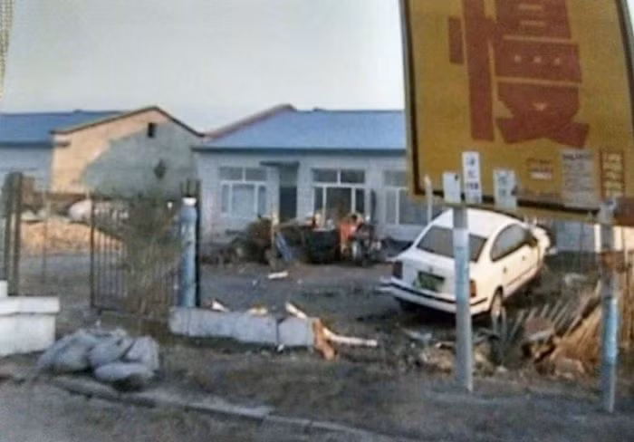 Tấm biển báo màu đỏ rất đậm “Chậm” dường như không có tác dụng với các phương tiện giao thông.