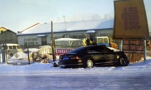 Những chiếc xe dường như không thể giảm tốc kịp thời và cứ thế lao thẳng vào hàng rào.