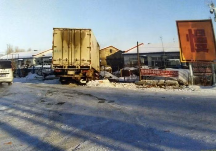 Xe đâm vào nhà nhiều đến nỗi gia đình không cho con gái ra vườn chơi vì nguy hiểm.