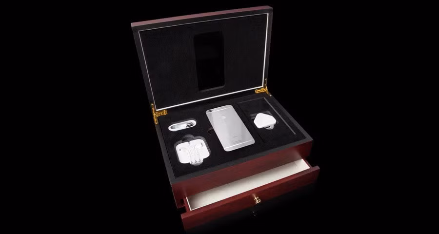 iPhone 6 phiên bản đặc biệt Diamond Ecstasy Limit Edition là quà tặng 8/3 khủng với mức giá 2,3 triệu bảng Anh (khoảng 75 tỷ đồng). Ảnh: Luxury Gold Gifts.