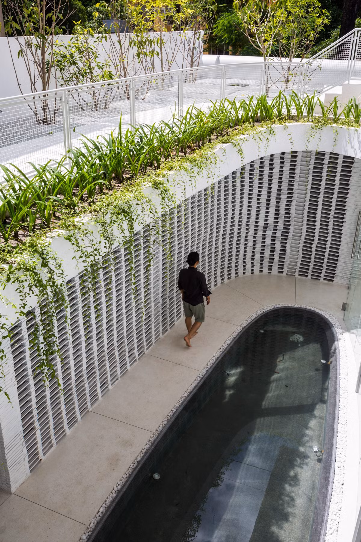 Giếng trời chạy dọc theo bức tường phía trước của ngôi nhà cũ.