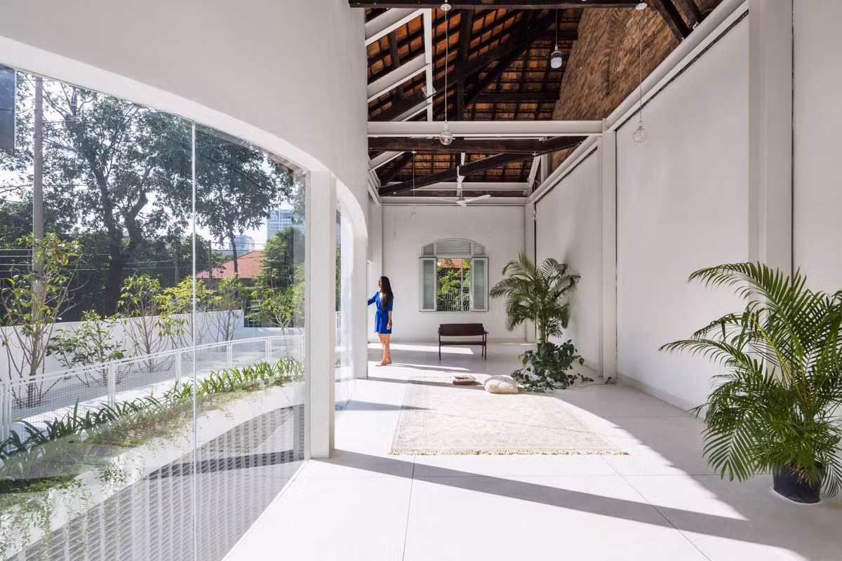 Phía trước hiên nhà đầy nắng và gió trời.