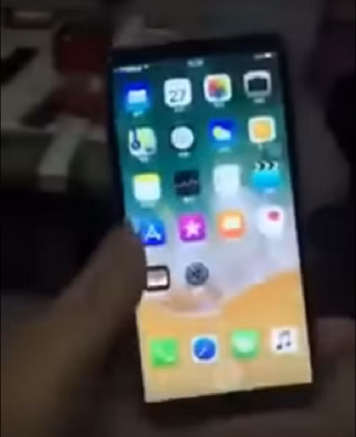 Chiếc iPhone 8 trong video xuất hiện với phím Home ảo mặt trước. Ảnh: Youtube.