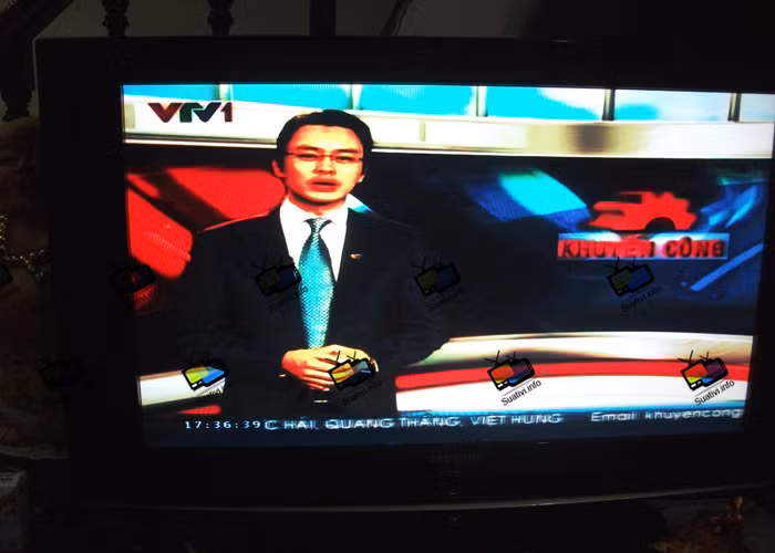 Tuy là sản phẩm hot nhưng các dòng tivi LED lại rất dễ gặp phải những nhược điểm khó chịu. Hãy cùng "bắt bệnh" những sự cố chất lượng này. Ví dụ, tivi LED có thể bị mờ ảnh, màn hình có sọc trắng, đỏ. Nguyên nhân có thể chỉ do cáp đồng trục phía sau màn hình lỏng hoặc nhà bị ẩm ướt ảnh hưởng đến tín hiệu đường truyền. Ảnh: Baohanhtivisamsung.