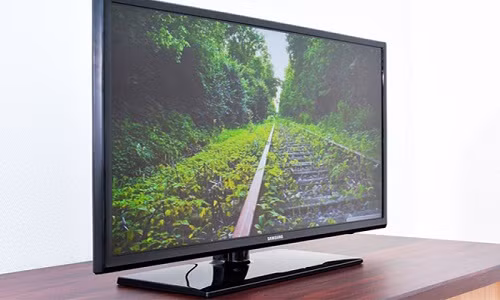 Hơn nữa, nếu không chọn được vị trí ngồi hay góc nhìn phù hợp, ti vi LED có thể cho hình ảnh không đẹp. Chúng có thể bị nhòe màu, thậm chí làm nhức mắc người xem. Ảnh: Điện máy xanh.