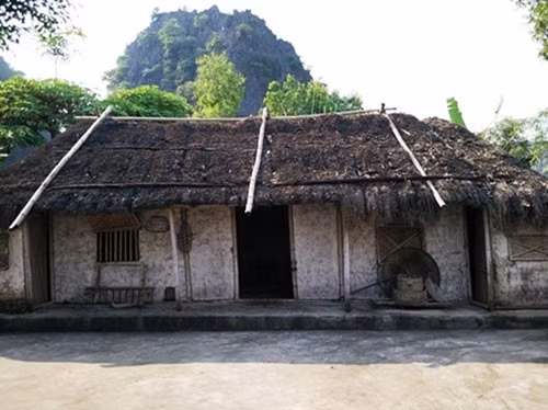 Những thân tre dựng nhà được ngâm kỹ dưới ao bùn để chống mọt. Ảnh: Kienviet.