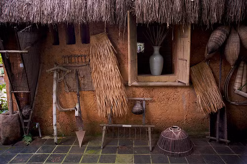 Nguyên liệu làm nhà đất thường do chủ nhà tự túc. Cây cau, cây xoan, cây tre trong vườn chặt làm cột nhà. Ảnh: Nhatranhvachdat.