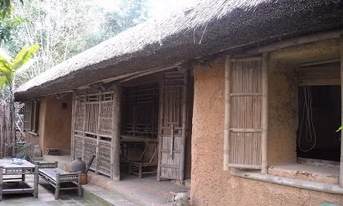 Nhà nào cầu kỳ hơn có thể xây nhà bằng đất sét trộn trấu. Ảnh: Panoramio.