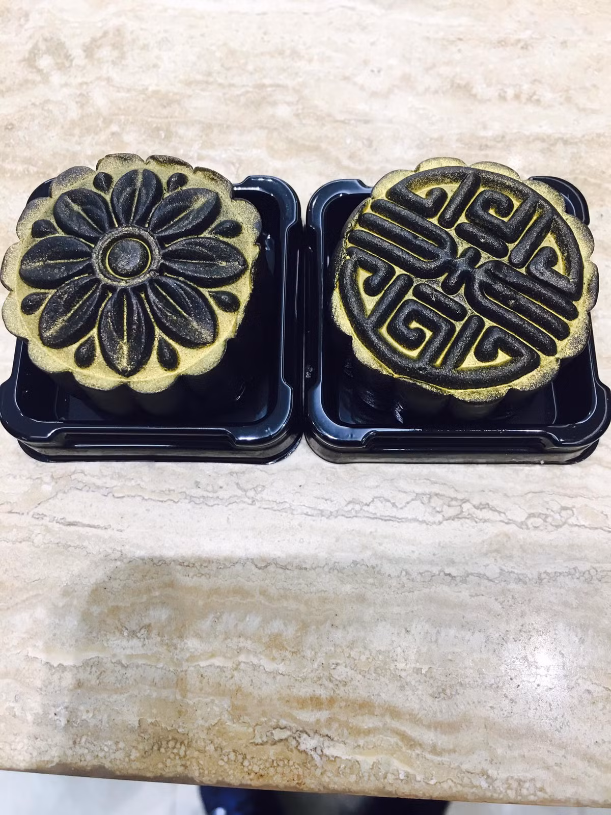 Điều bất ngờ nhất là bánh trung thu dát vàng này có giá khá rẻ so với các loại thực phẩm dát vàng khác. Ảnh: Facebook Tiểu Kỳ.