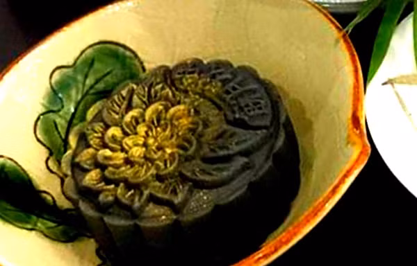 Bánh trung thu ngoại dát vàng 24K có giá rẻ ngang bánh trung thu nhân sầu riêng. Ảnh: Emdep